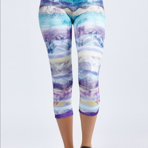 Onzie Mountain Print Capri Leggings Size M/L - Picture 4 of 8